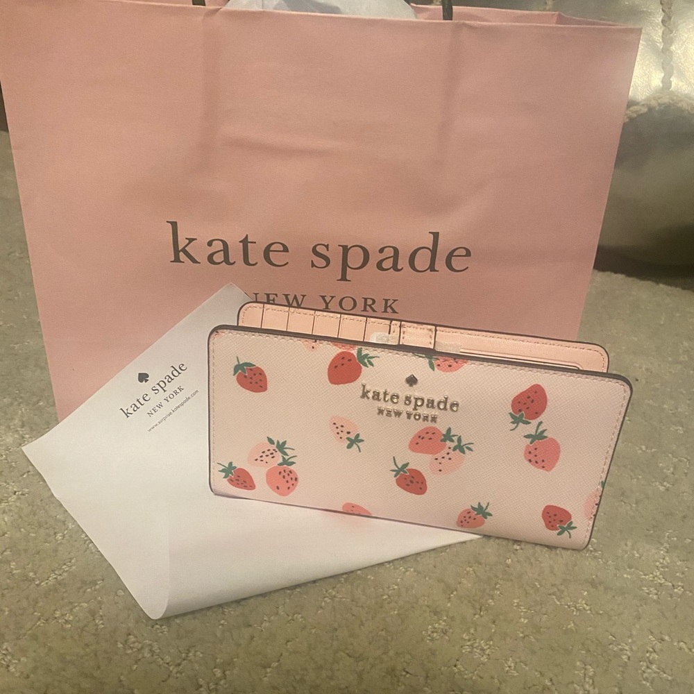 Kate Spade Wallet 🍓